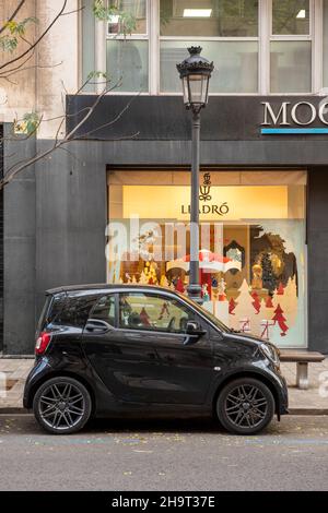 Intelligentes Auto, das in einer Stadtstraße geparkt wurde Stockfoto