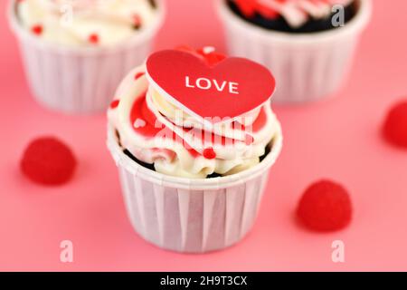 Cupcakes. Nahaufnahme eines herzförmigen Cupcake mit der Inschrift Love. Valentinstag. Stockfoto