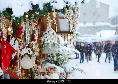 Traditioneller Weihnachtsmarkt bei starkem Schneefall. Aosta, Italien – Dezember 2021 Stockfoto