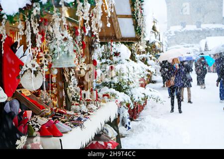 Traditioneller Weihnachtsmarkt bei starkem Schneefall. Aosta, Italien – Dezember 2021 Stockfoto