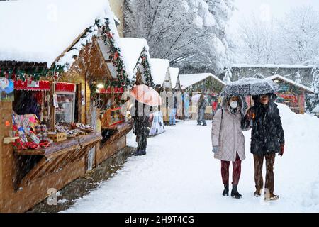 Traditioneller Weihnachtsmarkt bei starkem Schneefall. Aosta, Italien – Dezember 2021 Stockfoto