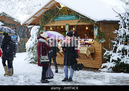Traditioneller Weihnachtsmarkt bei starkem Schneefall. Aosta, Italien – Dezember 2021 Stockfoto