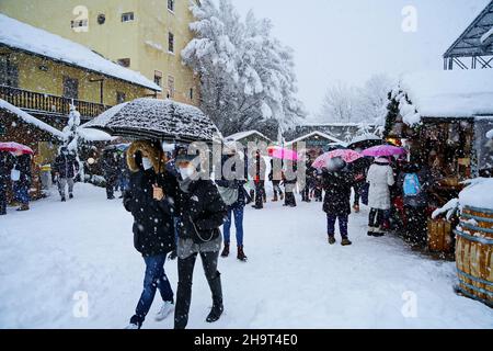 Traditioneller Weihnachtsmarkt bei starkem Schneefall. Aosta, Italien – Dezember 2021 Stockfoto