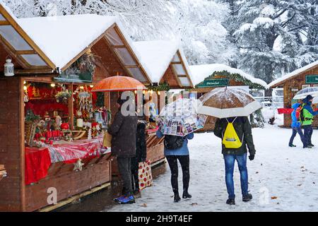 Traditioneller Weihnachtsmarkt bei starkem Schneefall. Aosta, Italien – Dezember 2021 Stockfoto
