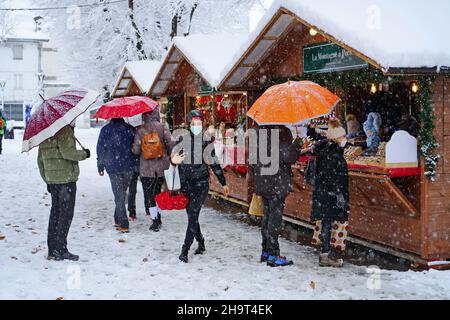 Traditioneller Weihnachtsmarkt bei starkem Schneefall. Aosta, Italien – Dezember 2021 Stockfoto