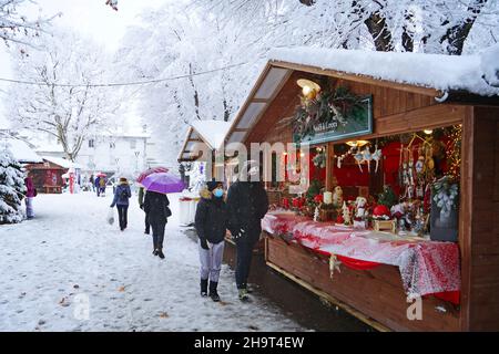 Traditioneller Weihnachtsmarkt bei starkem Schneefall. Aosta, Italien – Dezember 2021 Stockfoto