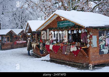Traditioneller Weihnachtsmarkt bei starkem Schneefall. Aosta, Italien – Dezember 2021 Stockfoto