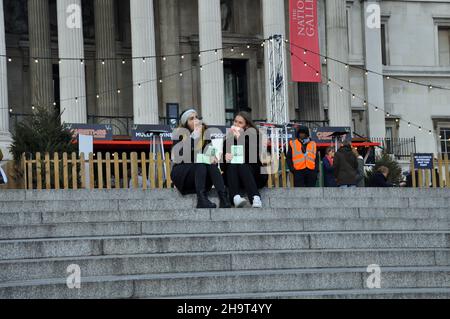 London, Großbritannien. 8th Dez 2021. Trafalgar Square auf dem Weihnachtsmarkt ist mit Touristen voll. Kredit: JOHNNY ARMSTEAD/Alamy Live Nachrichten Stockfoto