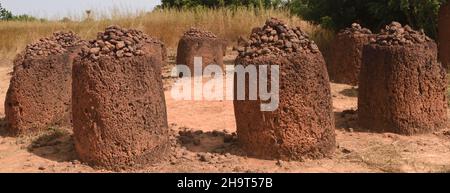 Die Steinkreise von Senegambia in Wassu gehören zum UNESCO-Weltkulturerbe. Es wird angenommen, dass die Steine von 300 v. Chr. bis 1600s datieren. Stockfoto