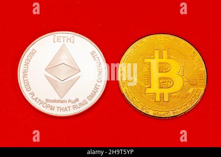 Bitcoin- und Ethereum-Crytocurrencey-Münzen. Stockfoto