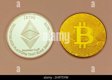 Bitcoin- und Ethereum-Crytocurrencey-Münzen. Stockfoto