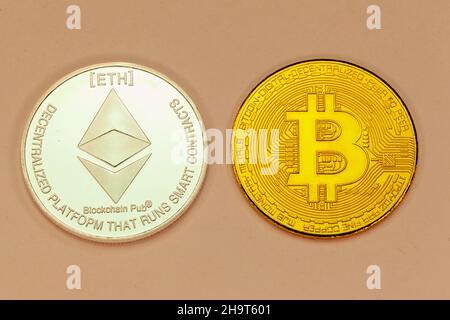 Bitcoin- und Ethereum-Crytocurrencey-Münzen. Stockfoto