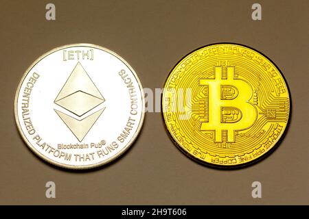 Bitcoin- und Ethereum-Crytocurrencey-Münzen. Stockfoto