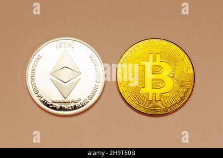 Bitcoin- und Ethereum-Crytocurrencey-Münzen. Stockfoto