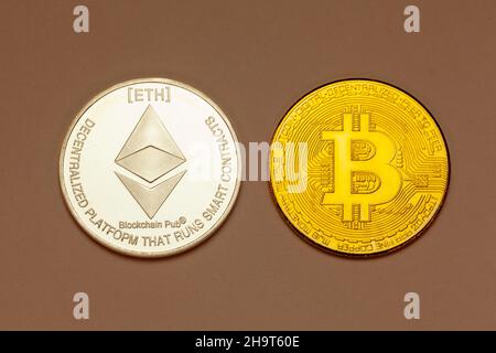 Bitcoin- und Ethereum-Crytocurrencey-Münzen. Stockfoto