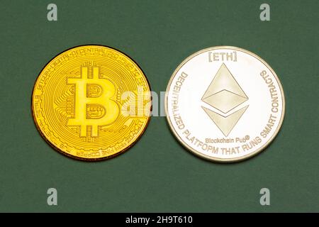 Bitcoin- und Ethereum-Crytocurrencey-Münzen. Stockfoto