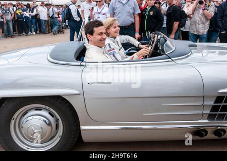 Toto Wolff und Susie Wolff beim Goodwood Festival of Speed, Großbritannien, 2016, fahren einen Mercedes-Benz 300 SL durch die Menge Stockfoto