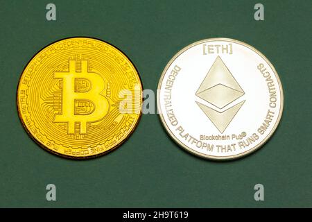 Bitcoin- und Ethereum-Crytocurrencey-Münzen. Stockfoto