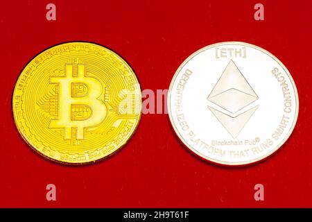Bitcoin- und Ethereum-Crytocurrencey-Münzen. Stockfoto