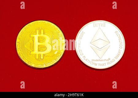 Bitcoin- und Ethereum-Crytocurrencey-Münzen. Stockfoto