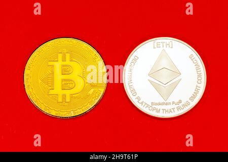 Bitcoin- und Ethereum-Crytocurrencey-Münzen. Stockfoto