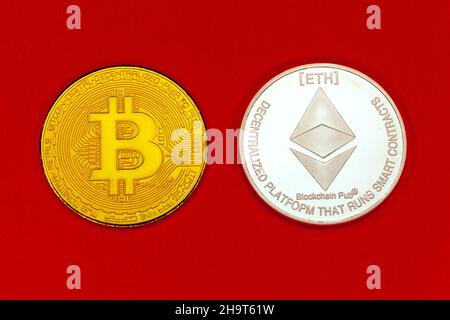 Bitcoin- und Ethereum-Crytocurrencey-Münzen. Stockfoto