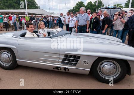 Toto Wolff und Susie Wolff beim Goodwood Festival of Speed, Großbritannien, 2016, fahren mit einem Mercedes-Benz 300 SL durch die öffentlichen Bereiche und beobachten dabei die Menschen Stockfoto