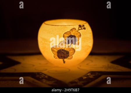 Gelber, kugelförmiger, durchscheinender Kerzenhalter Stockfoto
