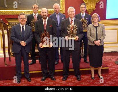 Der Prinz von Wales (hinten in der Mitte) im Namen der Queen posiert mit den Trophäen, nachdem er den Queen Elizabeth Prize for Engineering bei einem Empfang im St. James's Palace in London überreicht hat. Bilddatum: Mittwoch, 8. Dezember 2021. Stockfoto