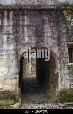 Überdachter Gang oder Gasse in Santillana del Mar - Kantabrien. Stockfoto