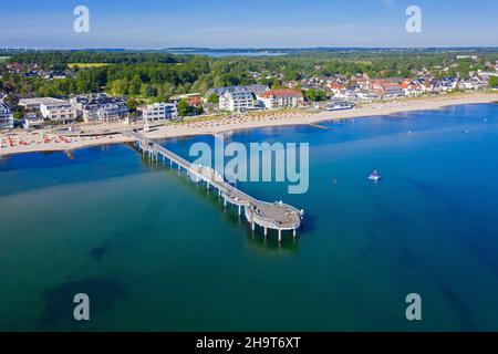 Luftaufnahme über Holzpier und Hotels im Seebad Niendorf an der Ostsee, Timmendorfer Strand, Schleswig-Holstein, Deutschland Stockfoto