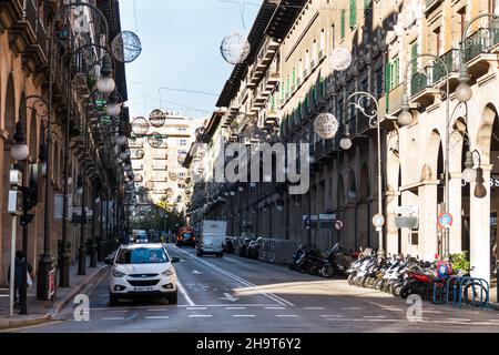 Palma de Mallorca, Spanien; Dezember 7th 2021: Jaime III Avenue mit weihnachtsdekoration in Palma de Mallorca Stockfoto