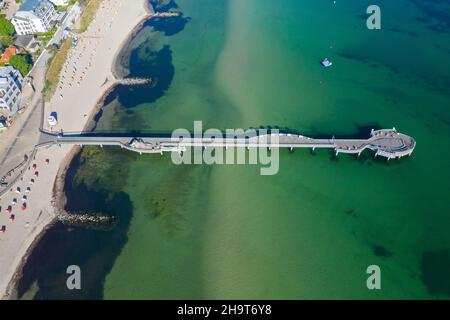 Luftaufnahme über Holzpier und Hotels im Seebad Niendorf an der Ostsee, Timmendorfer Strand, Schleswig-Holstein, Deutschland Stockfoto