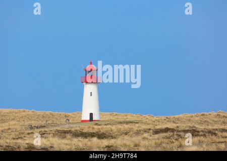 Rot-weißer List-West-Leuchtturm in den Dünen auf der Insel Sylt, Nordfriesland, Schleswig-Holstein, Deutschland Stockfoto