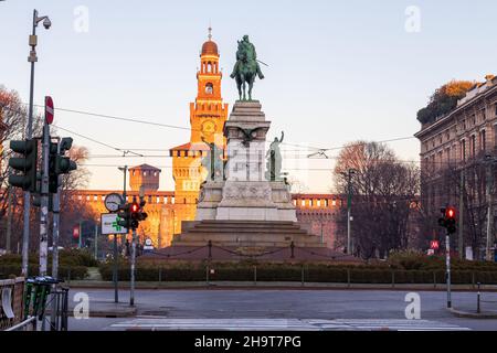 Mailand, Lombardei, Italien - Dezember 07 2021: Denkmal für Giuseppe Garibaldi, im Hintergrund das Castello Sforza (oder Castello Sforzesco) Stockfoto