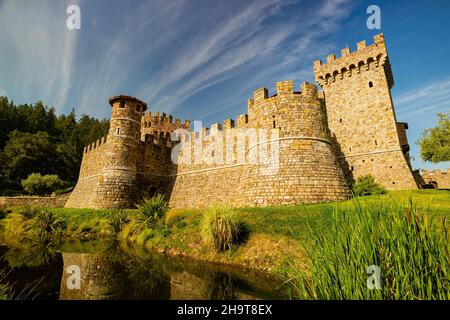 Sonniger Blick auf das Castello di Amorosa im Stil des 13th. Jahrhunderts im Napa Valley Stockfoto