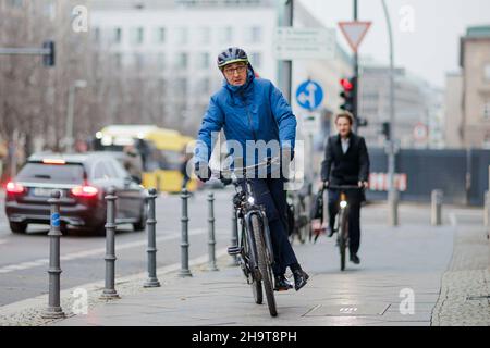 Berlin, Deutschland. 08th Dez 2021. CEM Oezedmir, Bundesminister für Ernährung und Landwirtschaft, kommt mit dem Fahrrad zur Amtsüberstellung ins Ministerium. Berlin, den 8th. Dezember 2021. Kredit: dpa/Alamy Live Nachrichten Stockfoto