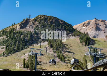 Schöne Landschaft und Seilbahnen in der Nähe von Adventure Center von Mammoth Lake Stockfoto