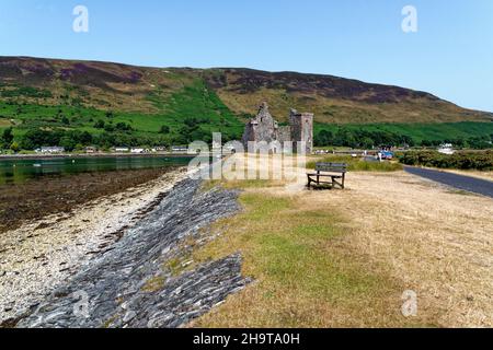 Die Ruine der Burg Lochranza in der Mitte von Lochranza auf der Insel Arran. Lochranza , Arran, North Ayrshire, Schottland - 21st. Juli 2021 Stockfoto