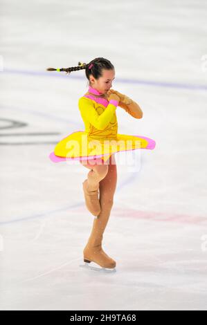 Kleine Mädchen Eiskunstlauf auf Eis indoor Stockfoto