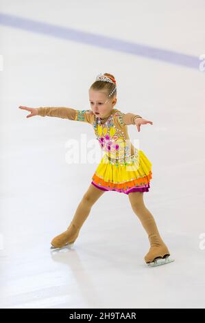 Kleine Mädchen Eiskunstlauf auf Eis indoor Stockfoto