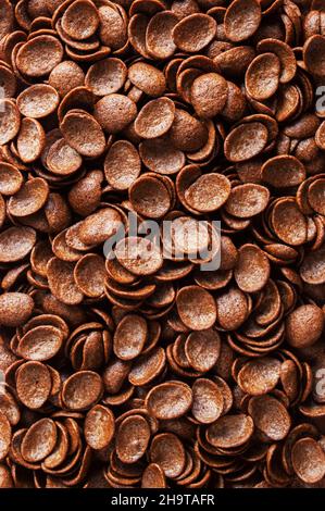 Schokolade trockenes Frühstück, vertikaler Hintergrund Stockfoto
