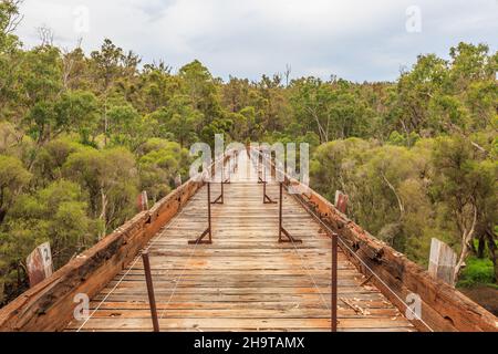 Bibbulmun Track, Long Gully Bridge, Lower Hotham, Western Australia Historische Brücke über den Murray River, die durch den Waldbrand in Lower Hotham zerstört wurde Stockfoto