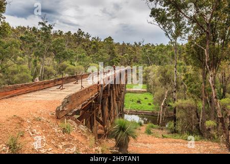Bibbulmun Track, Long Gully Bridge, Lower Hotham, Western Australia Historische Brücke über den Murray River, die durch den Waldbrand in Lower Hotham zerstört wurde Stockfoto