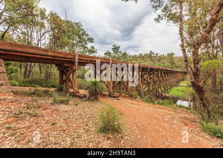 Bibbulmun Track, Long Gully Bridge, Lower Hotham, Western Australia Historische Brücke über den Murray River, die durch den Waldbrand in Lower Hotham zerstört wurde Stockfoto