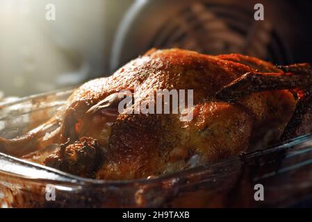 Geröstete Ente mit Äpfeln im Ofen. Stockfoto