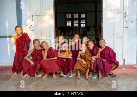 Mandalay, Myanmar, 18. november 2016: Kleine Mönche lächeln nach dem Training Stockfoto