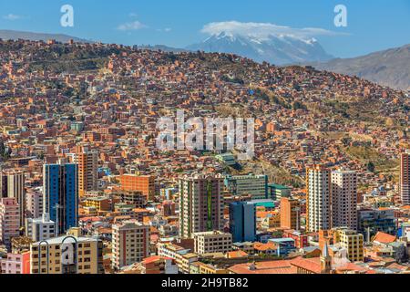 Nuestra Senora de La Paz schnell wachsende bunte Stadt mit modernen Gebäuden und vielen Wohnhäusern auf dem Hügel im Hintergrund, Bolivien verstreut.