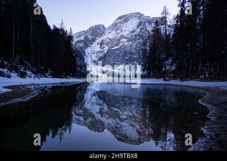 Wunderschöner Pragser Wildsee in den italienischen Alpen Stockfoto