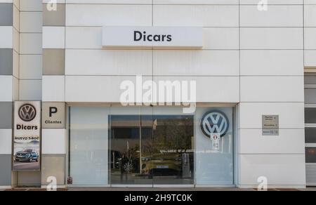 Llucmajor, Spanien; dezember 05 2021: Nahaufnahme eines Volkswagen-Händlerbetriebs an einem sonnigen Tag in der mallorquinischen Stadt Llucmajor Stockfoto